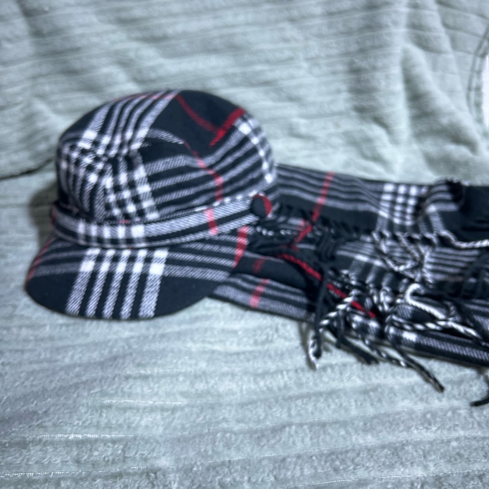 NWOT-Plaid Black/ Red cashmere Scarf and Cap Set - Picture 6 of 8